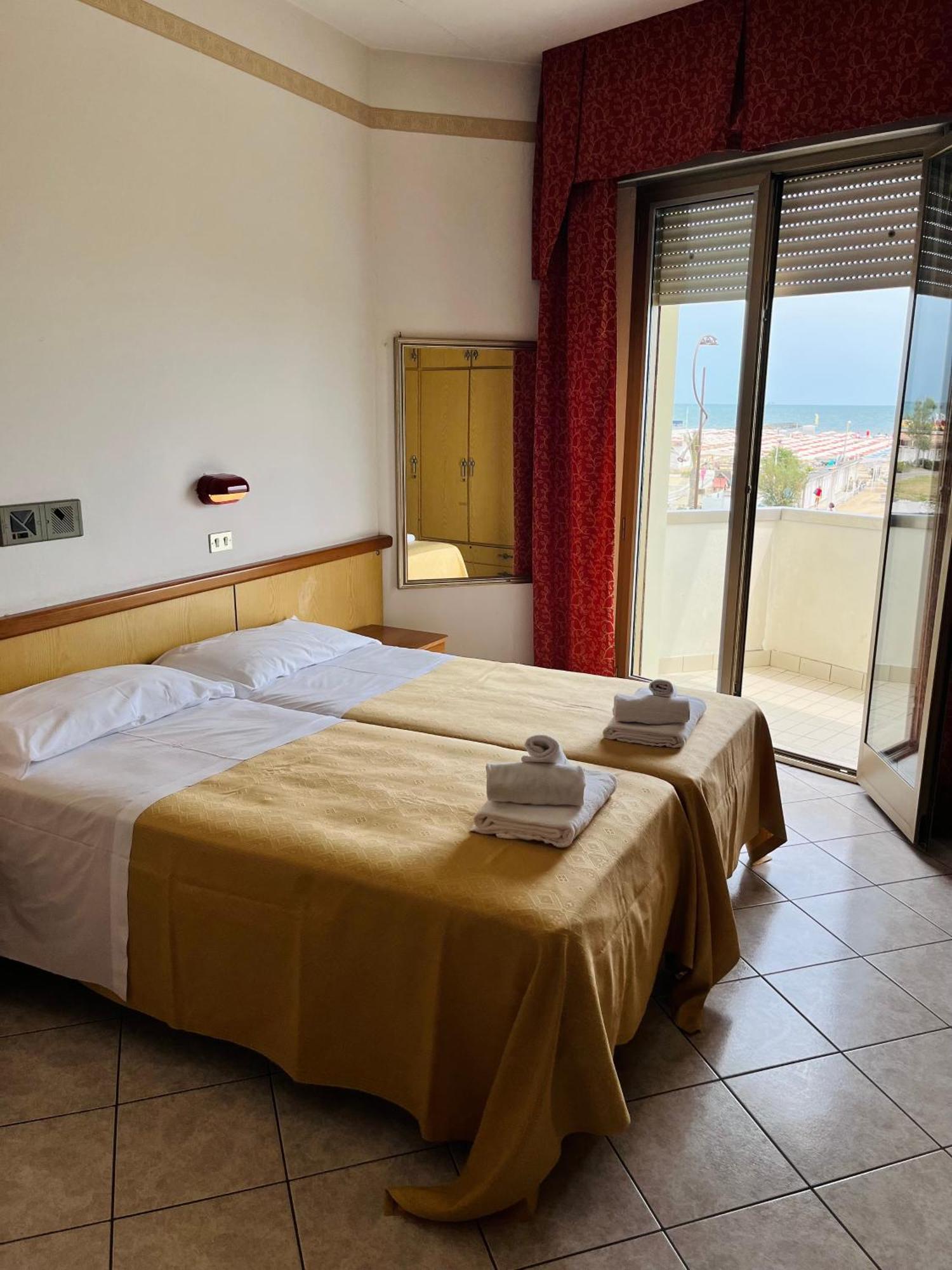 Hotel Columbia Frontemare Rimini Exteriér fotografie